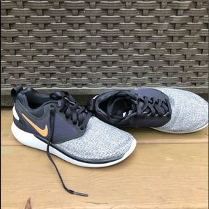 Girls nike tennis shoes